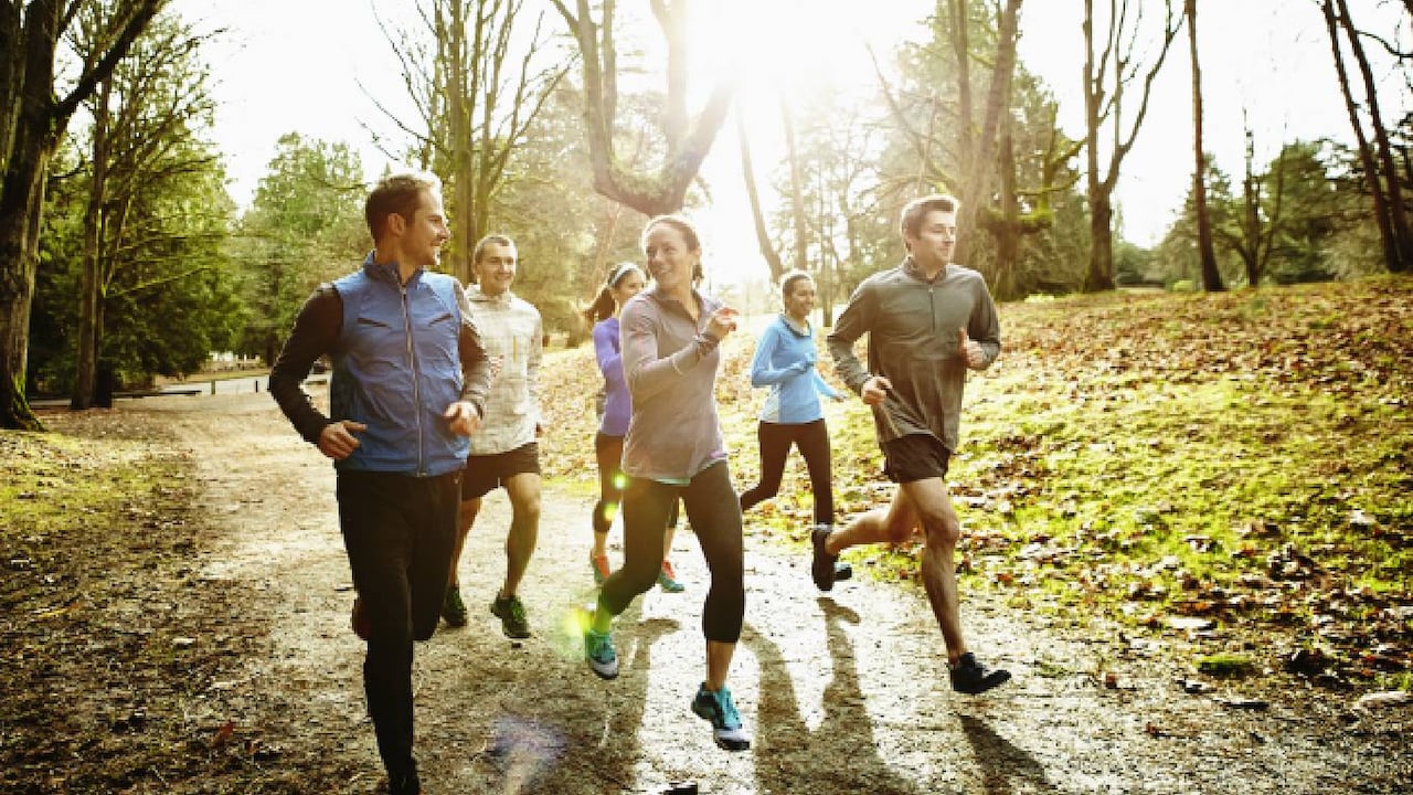 Además del ejercicio físico, expertos también recomiendan disminuir el consumo de alcohol y evitar el estrés para cuidar la salud del corazón. Foto: Getty Images.