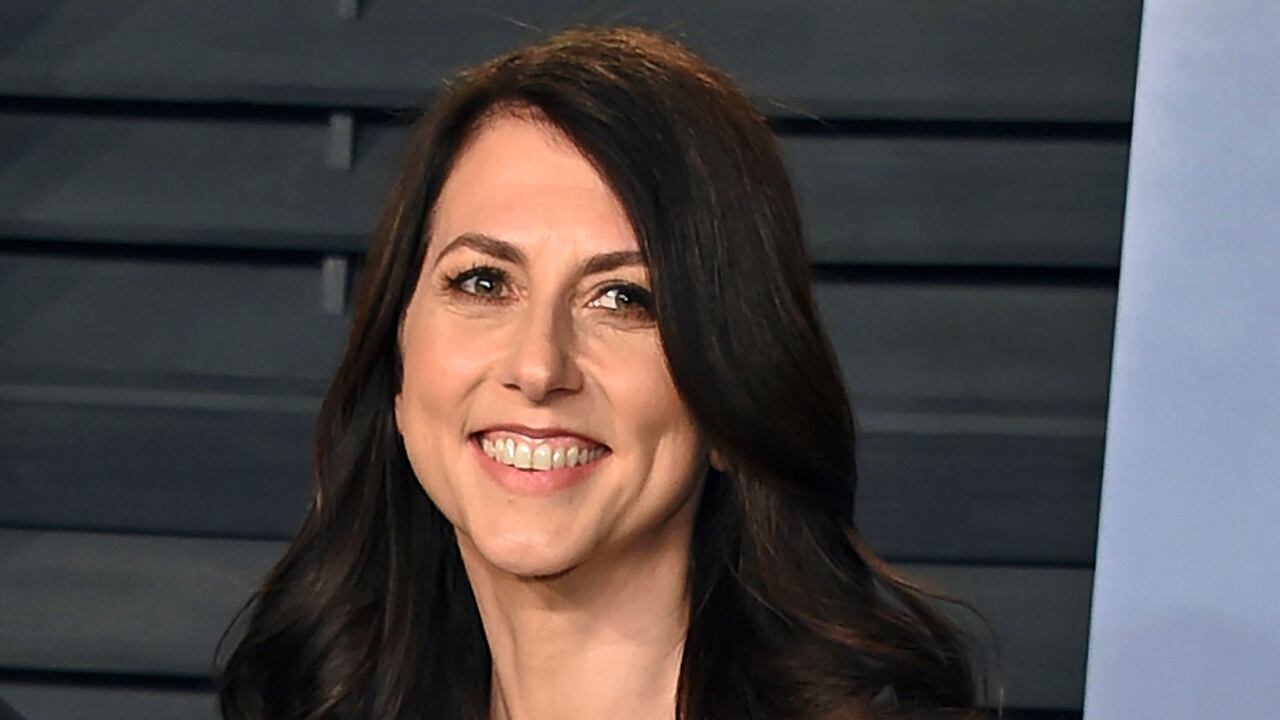 ¿Quién es el profesor de ciencias Dan Jewett que se casó con MacKenzie Scott?