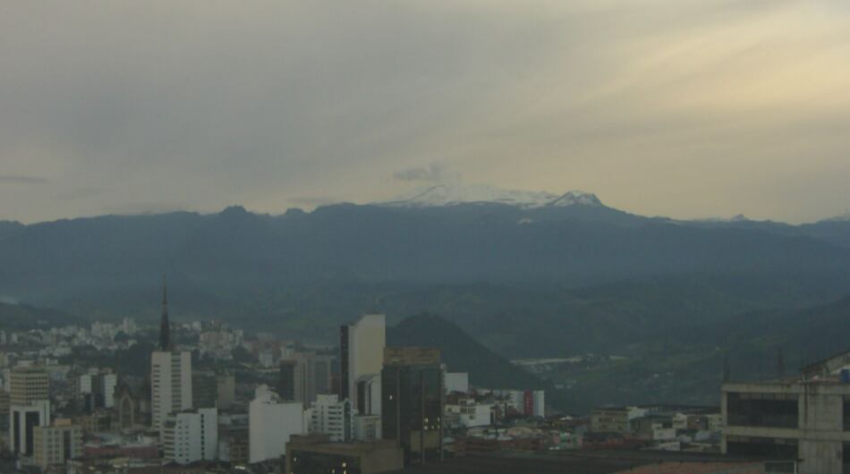 Panorámica del volcán Nevado del Ruiz en la mañana de este martes 18 de abril.