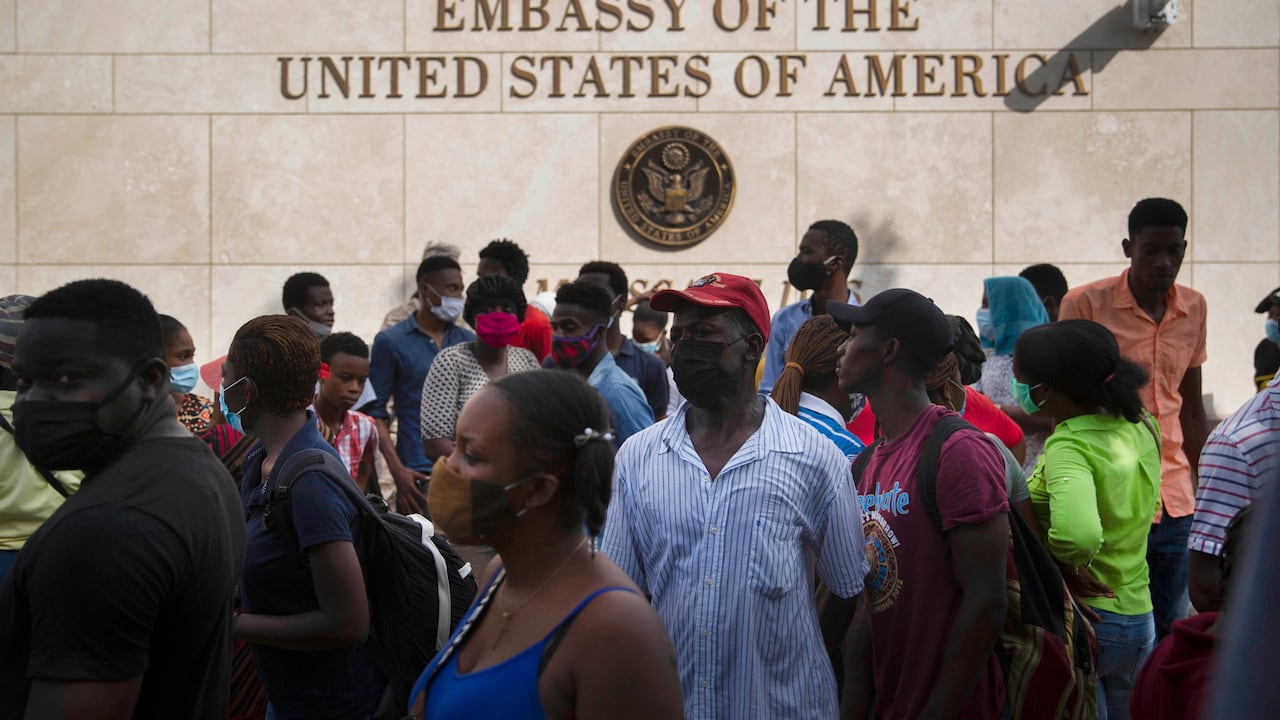 Los haitianos se reúnen frente a la embajada de Estados Unidos en Puerto Príncipe, Haití, en medio de rumores en la radio y las redes sociales de que Estados Unidos entregará visas de exilio y humanitarias, dos días después de que el presidente haitiano Jovenel Moise fuera asesinado en su casa. (Foto AP / Joseph Odelyn)