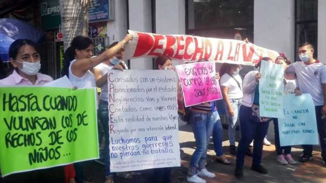 Familiares de los niños con cáncer protestan.