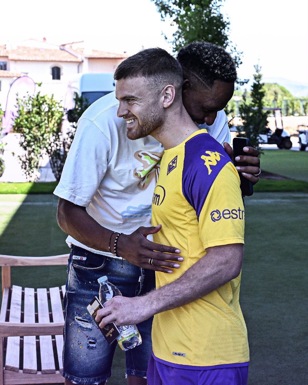 Yerry Mina junto a Lucas Beltrán.