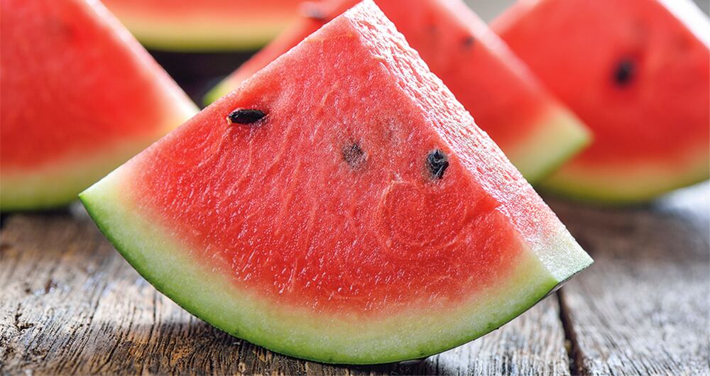 La temperatura ambiente es la que está comprendida entre las temperaturas que la gente prefiere para lugares cerrados. Representa el rango en el cual el aire no se siente ni muy frío ni caliente cuando se usa ropa de entrecasa.