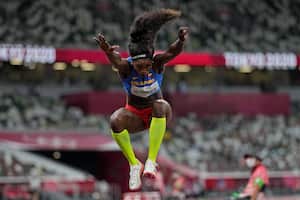 La colombiana Caterine Ibarguen compite en la final del triple salto femenino en los Juegos Olímpicos de Verano 2020, en Tokio, el domingo 1 de agosto de 2021. Foto: AP / David J. Phillip.