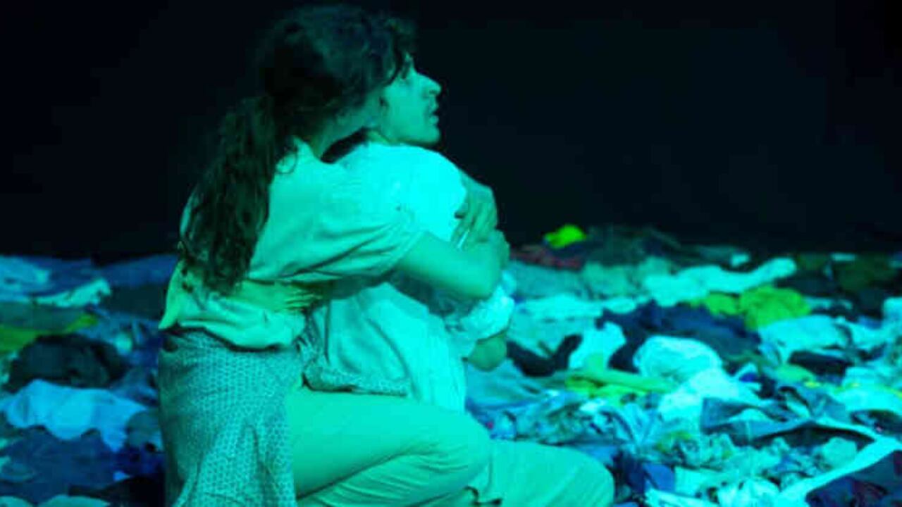 La obra se desarrolla con dos actores y dos músicos.