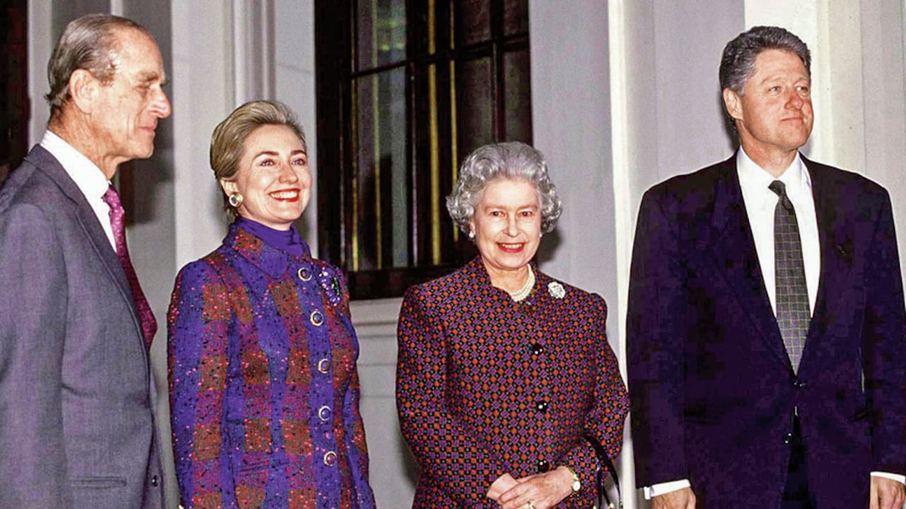 1995: El duque de Edimburgo, Hilary Clinton, la reina y el presidente Bill Clinton en el Palacio de Buckingham.
