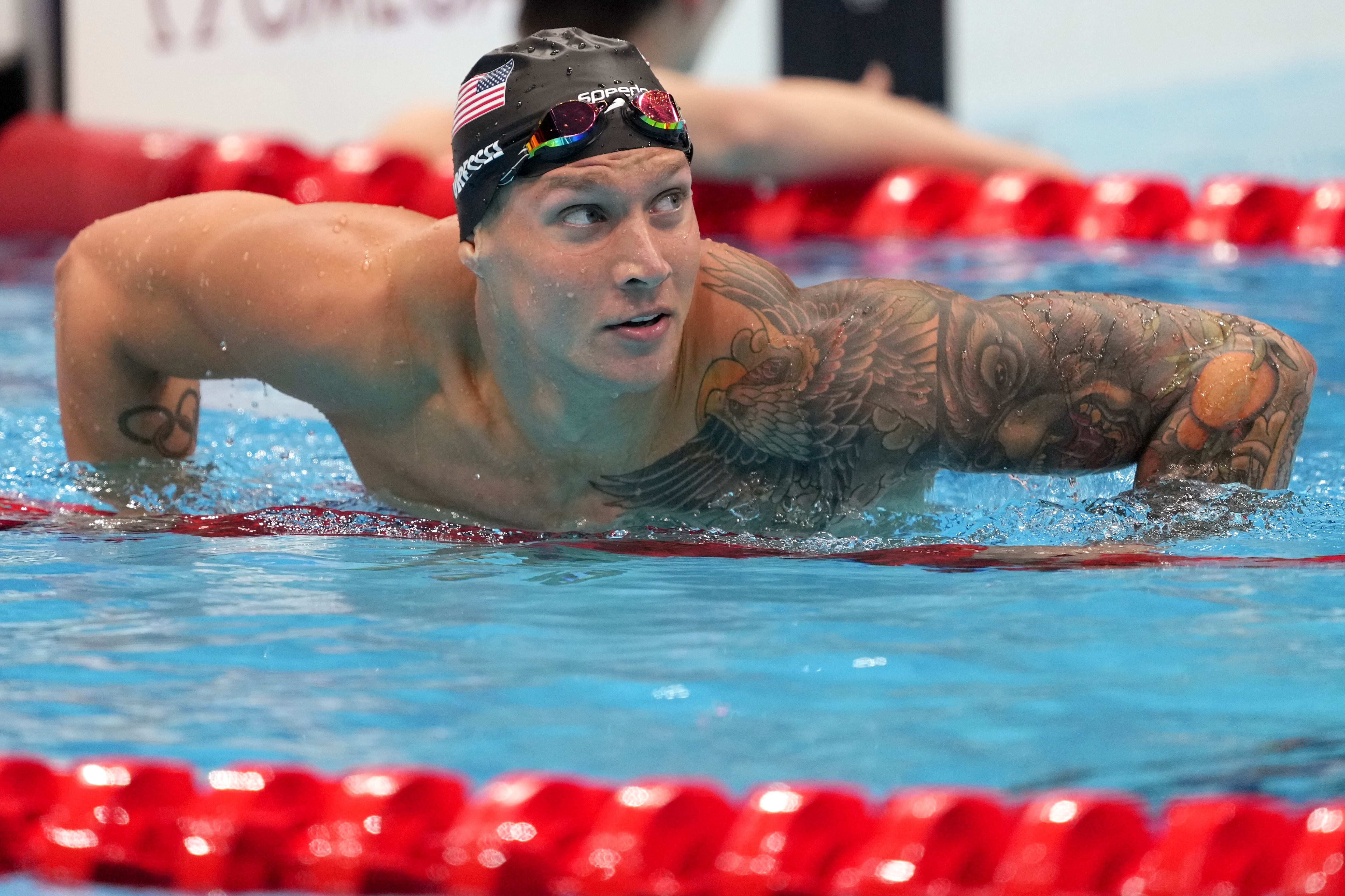Caeleb Dressel de Estados Unidos abandona la piscina después de ganar la final masculina de 100 metros estilo libre en los Juegos Olímpicos de Verano de 2020, el jueves 29 de julio de 2021 en Tokio, Japón. (Foto AP / Matthias Schrader)