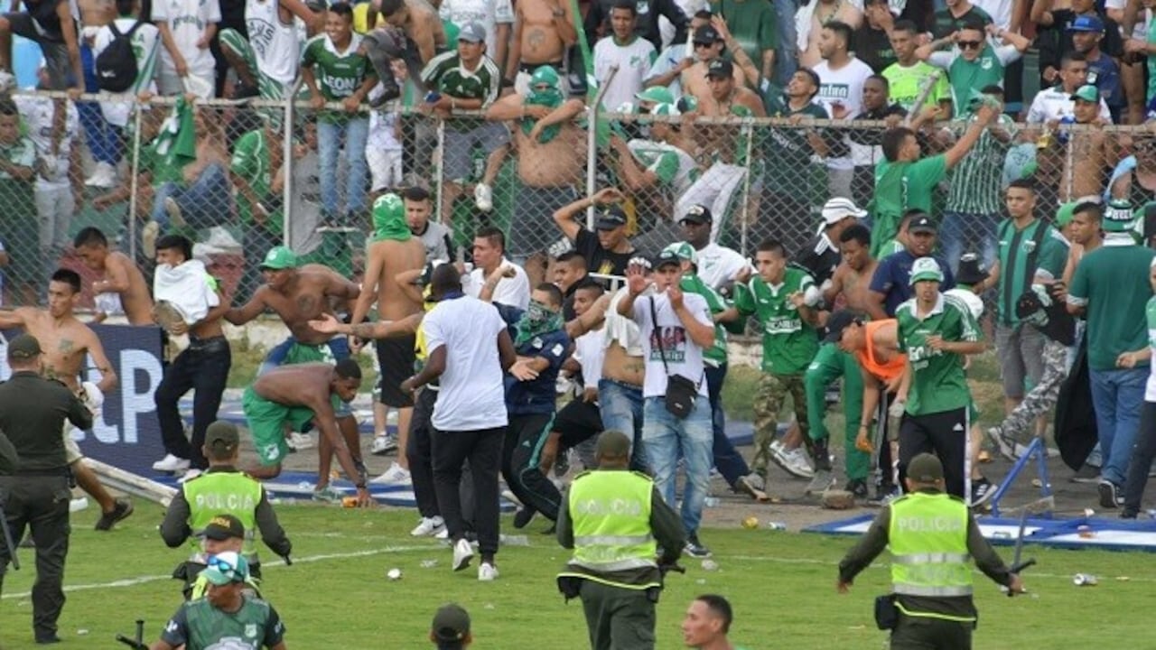 Las barras del Deportivo Cali invadieron la cancha del estadio Doce de Octubre de Tuluá. Foto: Cortesía Caracol.