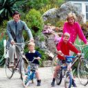 ARCHIVO - En esta foto del 1 de junio de 1989, el príncipe Carlos de Inglaterra y la princesa Diana posan con sus hijos, los príncipes Guillermo, a la derecha, y Enrique, al salir en un paseo en bicicleta en la isla británica de Tresco. (AP Foto, Archivo)