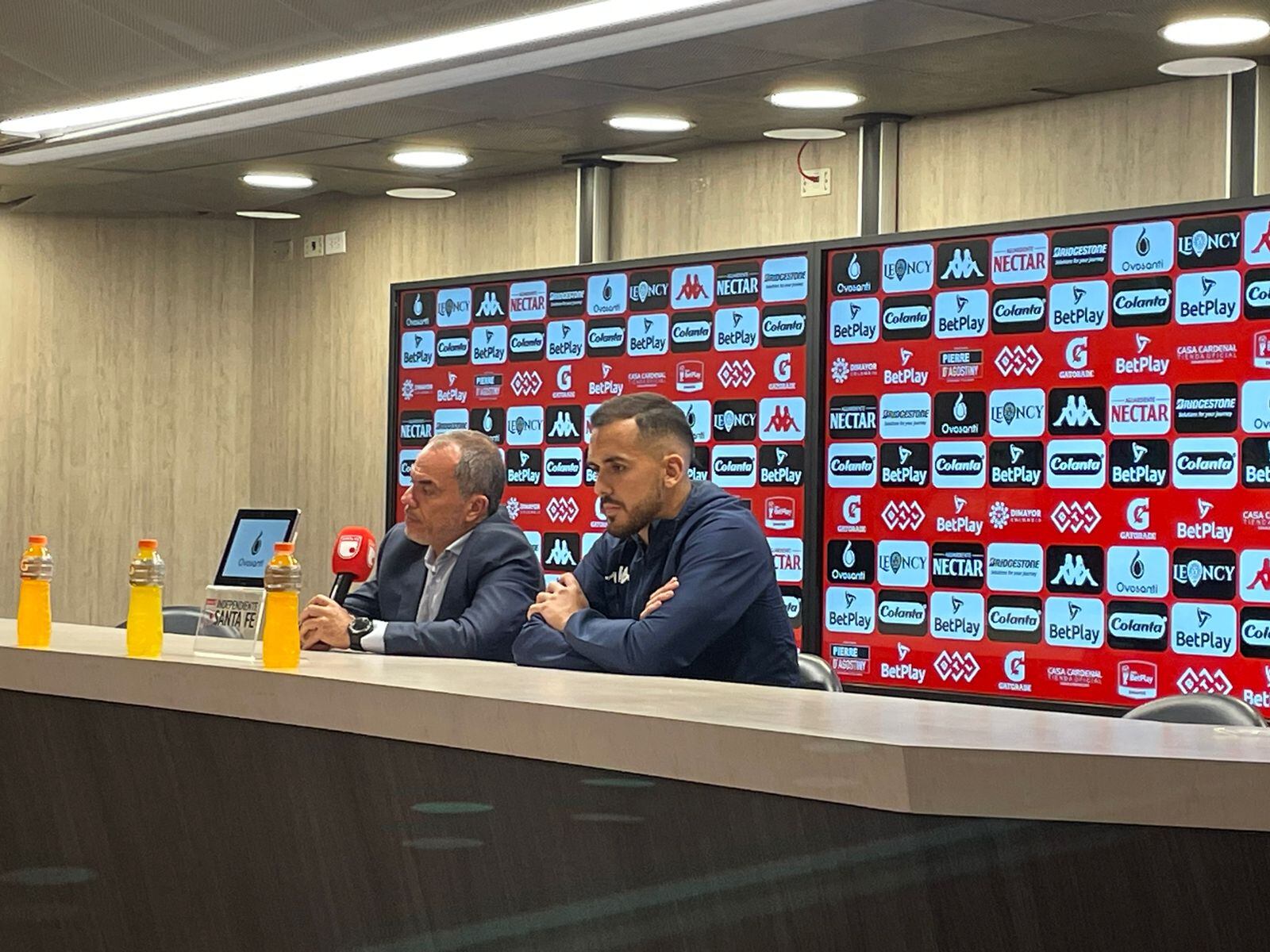 Luis Haquin y Jaime de La Pava en rueda de prensa.