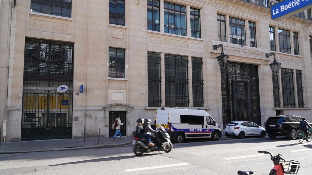 Agentes de policía permanecen apostados frente al edificio del Bank of America en París, el sábado 28 de marzo de 2026. (Foto AP/Nicolas Garriga)