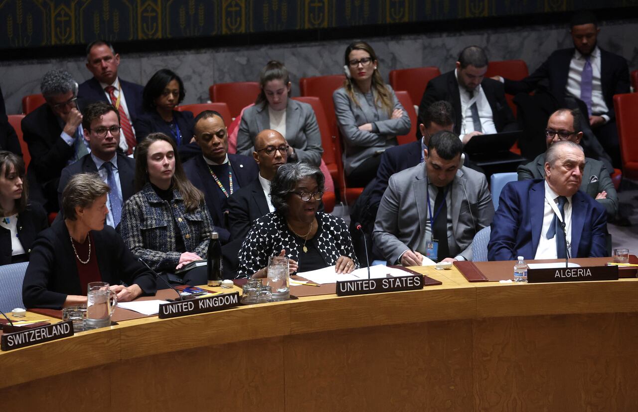 La embajadora de Estados Unidos ante las Naciones Unidas, Linda Thomas-Greenfield, habla antes de una votación sobre una resolución del Consejo de Seguridad de las Naciones Unidas para exigir un alto el fuego humanitario inmediato en Gaza