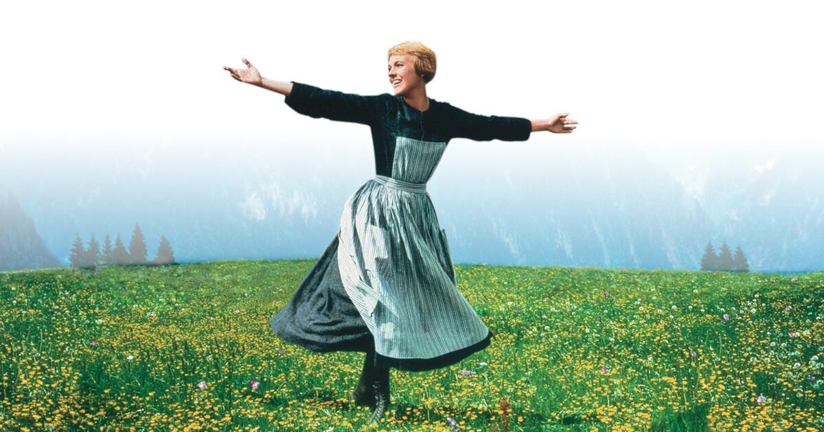 Julie Andrews, intérprete de la novicia María, quedó inmortalizada por esta emblemática imagen del filme, que ganó cinco premios Oscar y figura entre las diez más rentables de la historia con el ajuste de la inflación.   