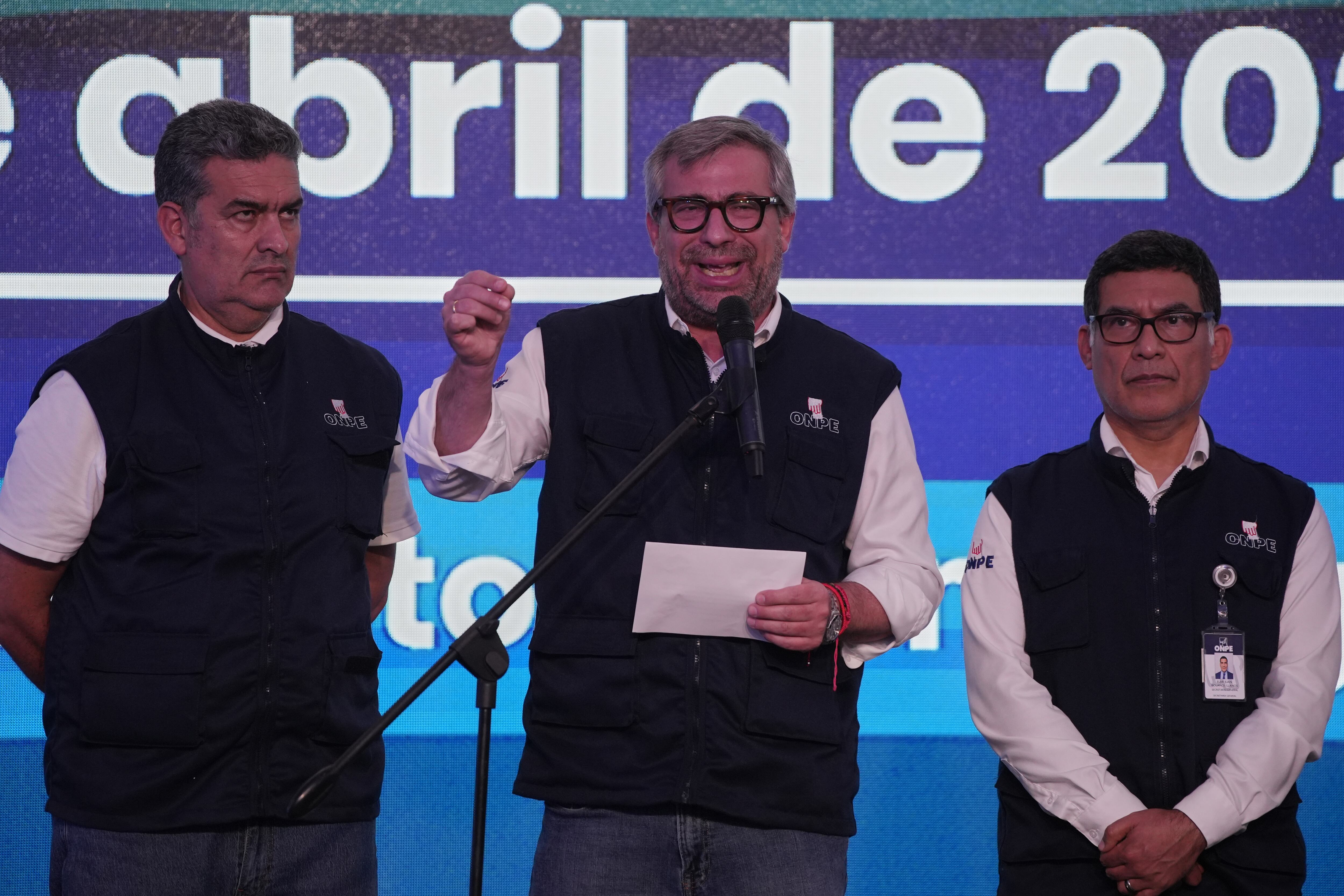 Piero Corvetto, director de la Oficina Nacional de Procesos Electorales del Perú, habla durante las elecciones generales en Lima.