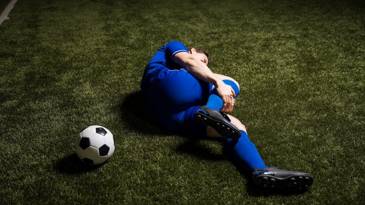 Niño lesionado en la cancha de fútbol