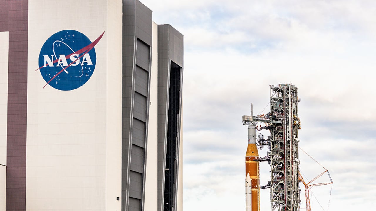 La NASA prepara para su lanzamiento el cohete que llevará a cuatro astronautas de nuevo a la Luna.