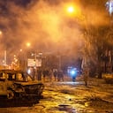 Se observa un automóvil calcinado tras un ataque con misiles rusos en Kiev, Ucrania, el sábado 1 de agosto de 2026. (Foto AP/Dan Bashakov)
