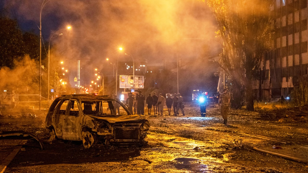 Se observa un automóvil calcinado tras un ataque con misiles rusos en Kiev, Ucrania, el sábado 1 de agosto de 2026. (Foto AP/Dan Bashakov)