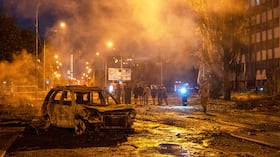 Se observa un automóvil calcinado tras un ataque con misiles rusos en Kiev, Ucrania, el sábado 1 de agosto de 2026. (Foto AP/Dan Bashakov)