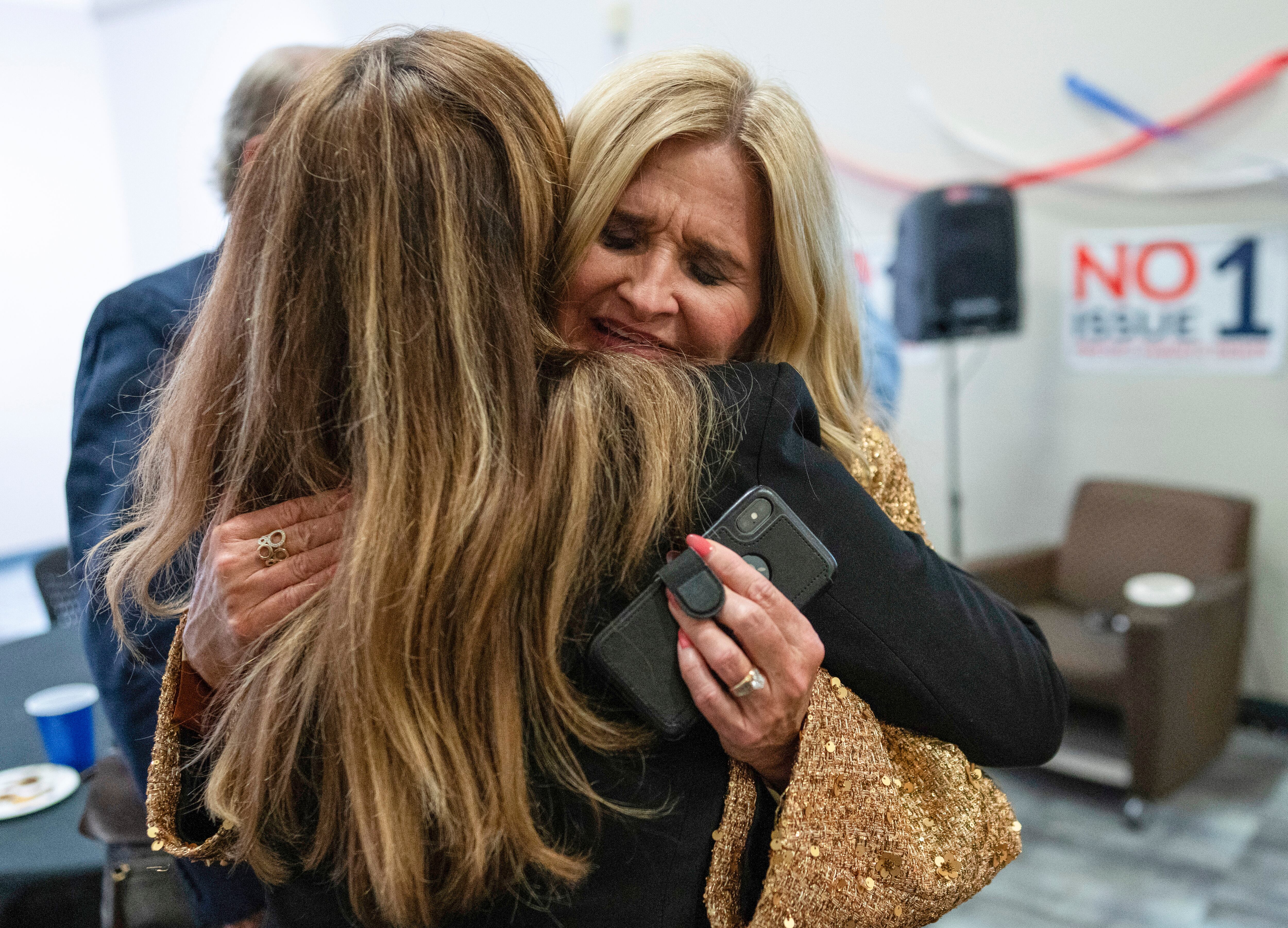 Los votantes de Ohio aprobaron una enmienda constitucional para proteger el derecho de la mujer a tomar decisiones sobre su propio cuerpo. Los votantes acudieron para salvaguardar los derechos reproductivos y evitar que los extremistas hicieran cumplir una prohibición del aborto que dañaría a las mujeres y criminalizaría a los médicos. (Foto AP/Carolyn Kaster)