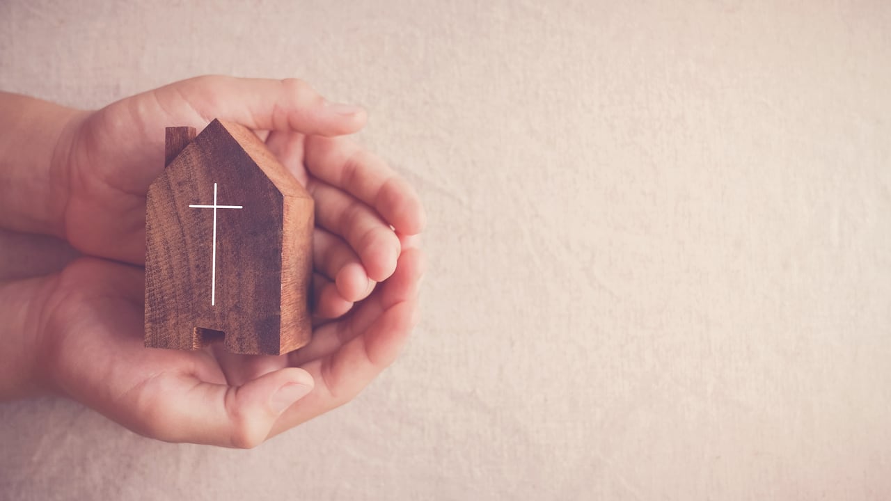 Muchos de los fieles creyentes acuden a poderosas oraciones para pedir fortaleza, abundancia y consuelo para lograr adquirir una vivienda propia.