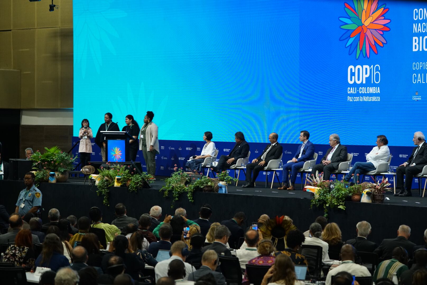 Jóvenes y niños hacen su intervención durante la instalación de la sesión plenaria de alto nivel de la COP16 . Foto Jorge Orozco/El País