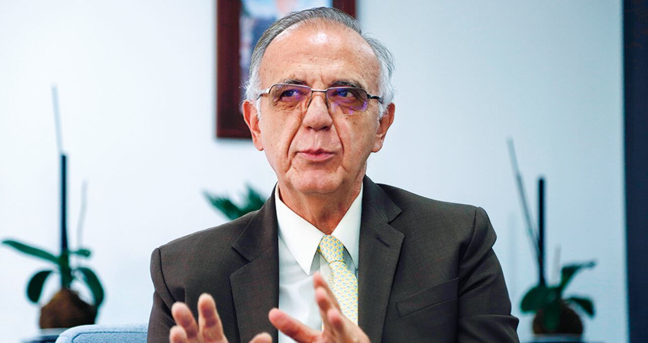 iván velásquezMinistro de Defensa