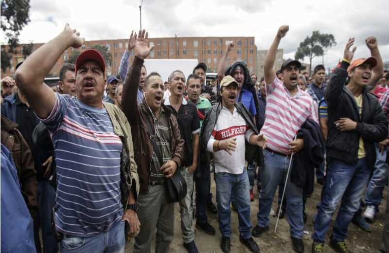Los camioneros adelantan la protesta en la entrada suroccidental de Bogotá. Foto: Carlos Julio Martínez.   