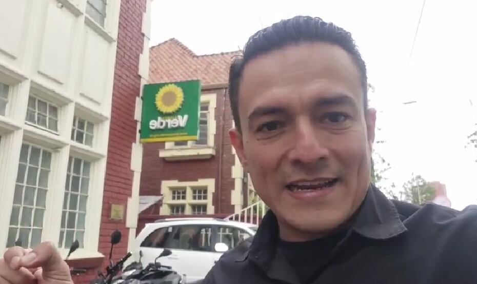 Desde la sede principal del partido Alianza Verde, en Bogotá, el diputado Sierra anunció el respaldo que recibió.