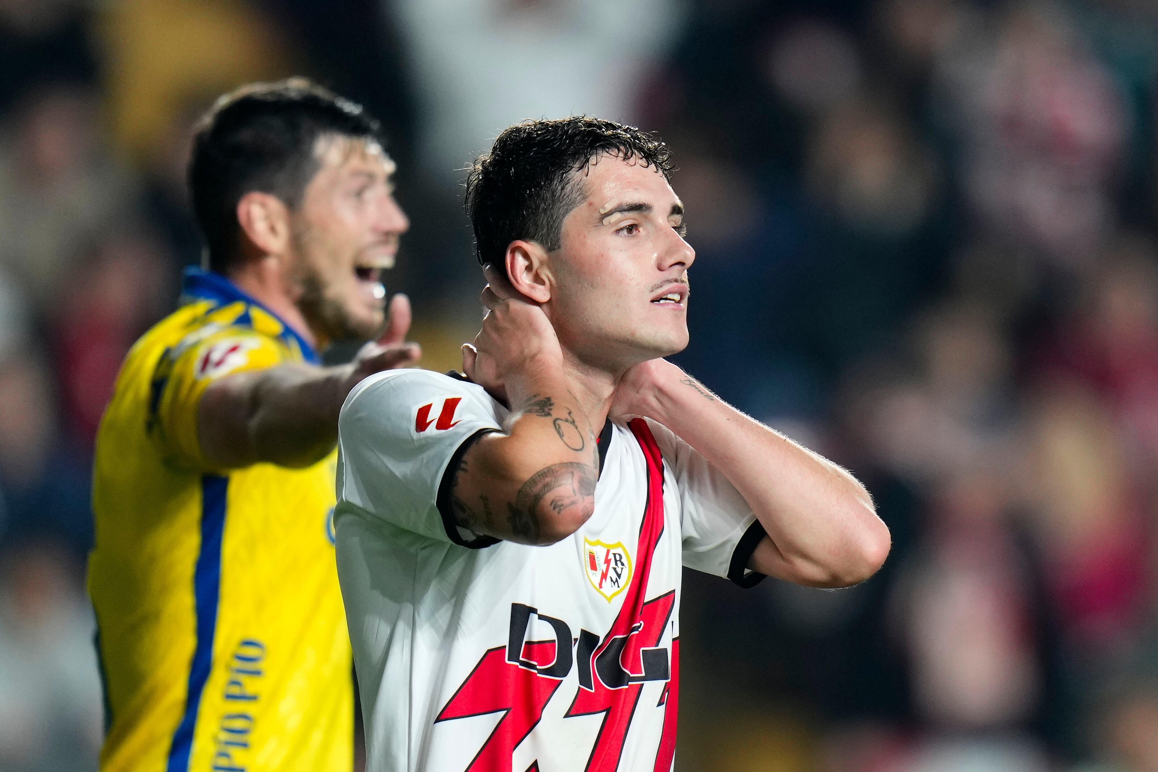 Sergio Camello del Rayo Vallecano reacciona a una ocasión fallada durante el partido de LaLiga entre el Rayo Vallecano y la UD Las Palmas en el Estadio de Vallecas el 08 de noviembre de 2024 en Madrid, España.