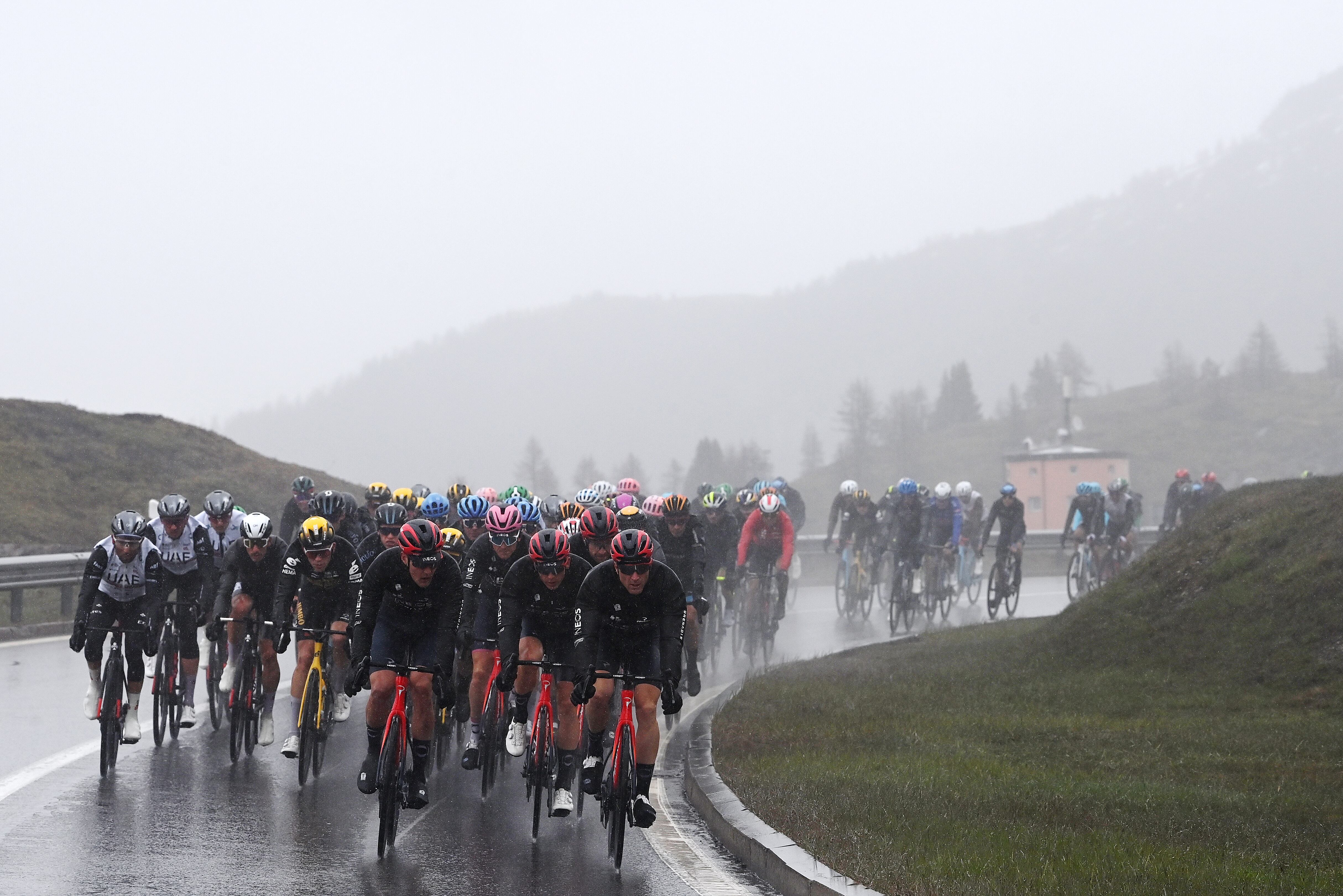 El pelotón en medio de una torrencial lluvia en la etapa 14.