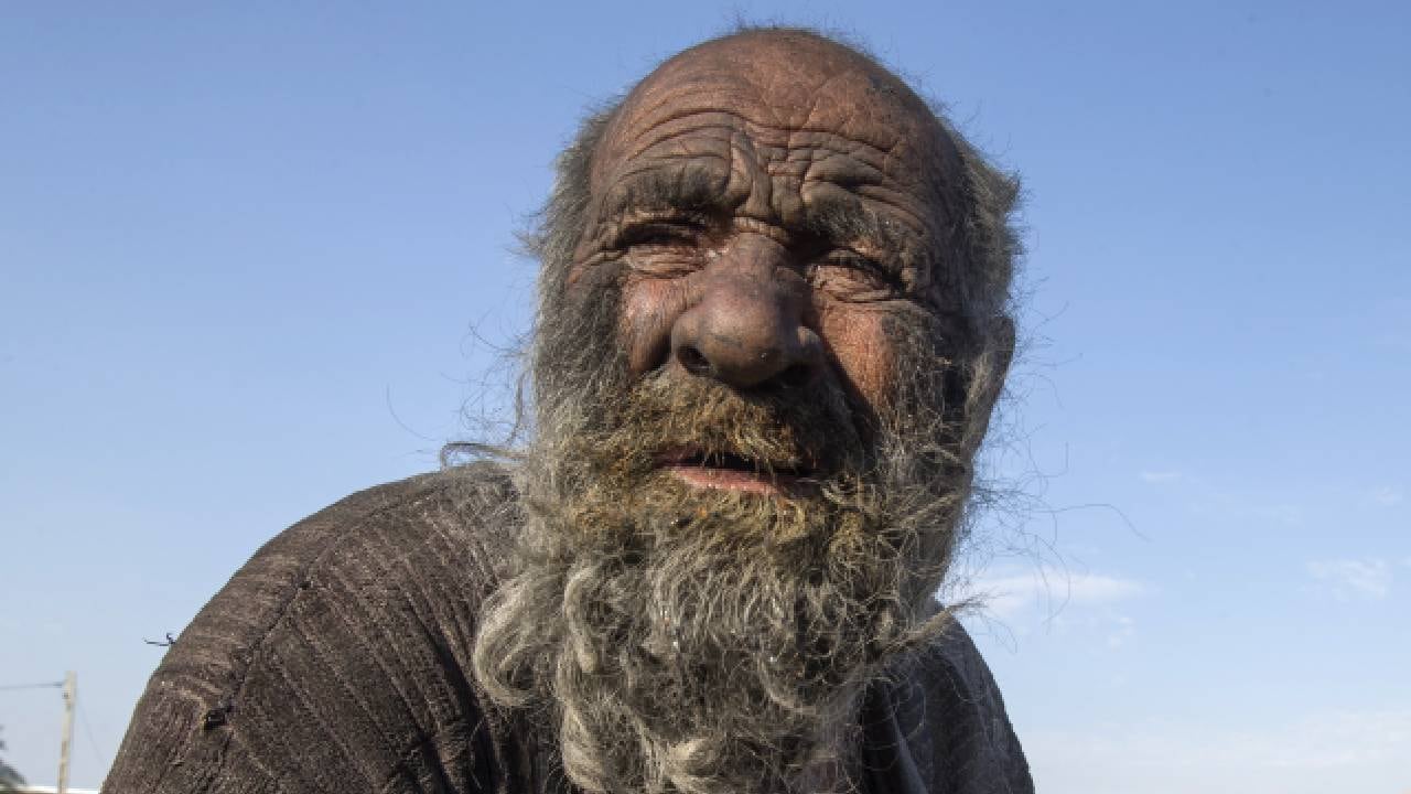 (ARCHIVO) En esta foto tomada el 28 de diciembre de 2018, Amou Haji (tío Haji) se sienta en las afueras de la aldea de Dezhgah en el distrito de Dehram de la provincia suroccidental iraní de Fars.