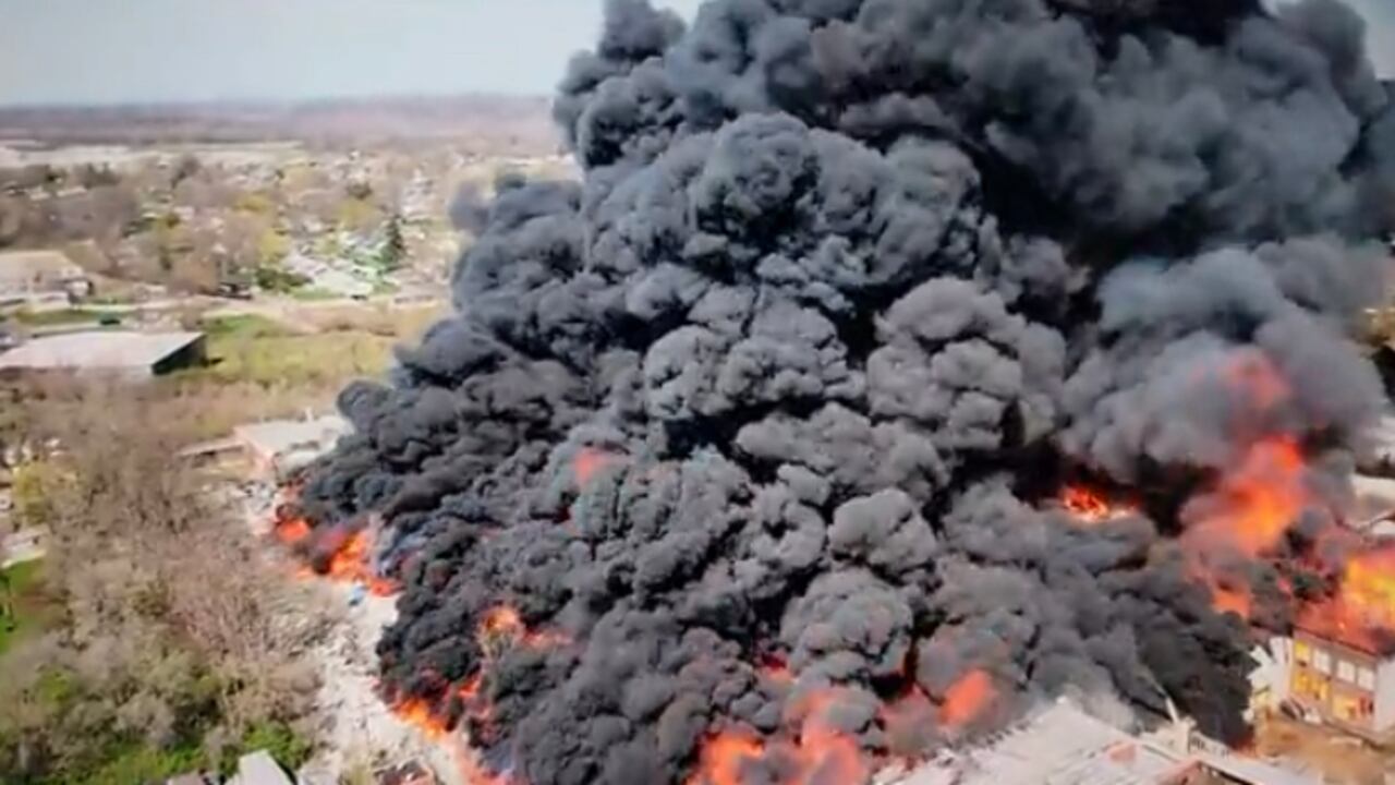 Por lo menos 2.000 personas fueron evacuadas como consecuencia de un fuerte incendio que se registró en una planta de reciclaje en la ciudad de Richmond, ubicada al Indiana, Estados Unidos.