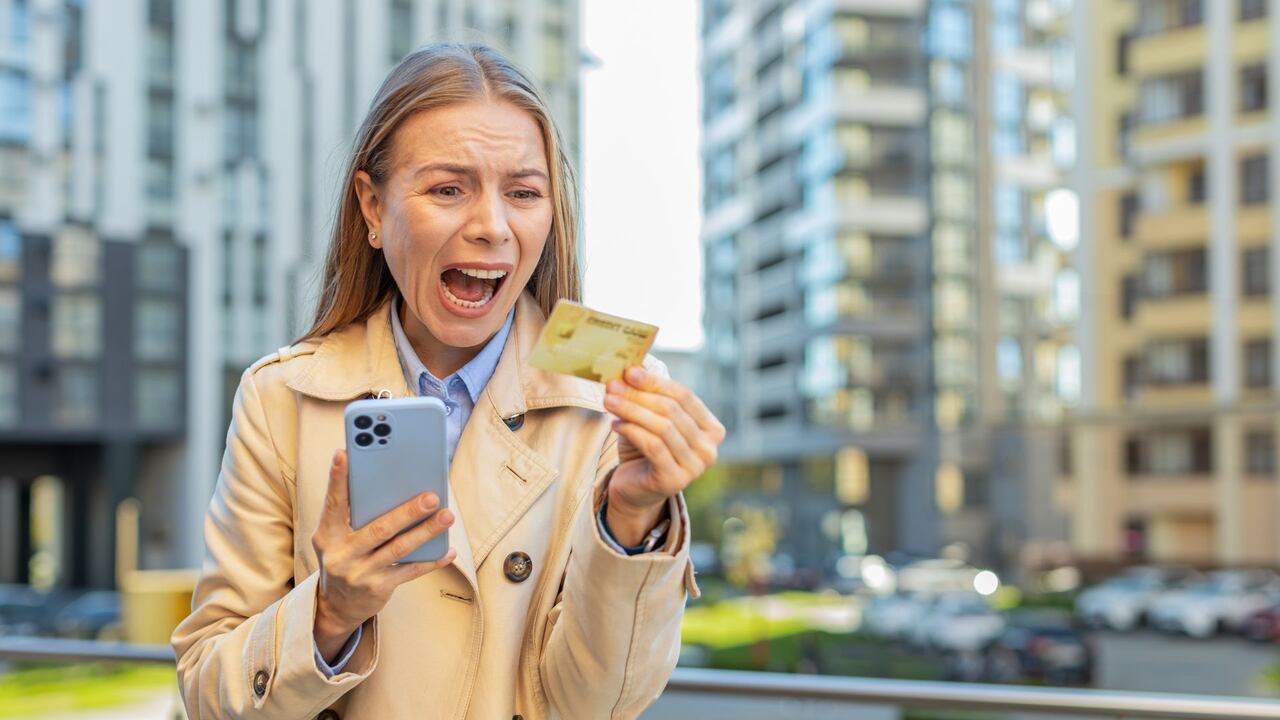Criminales usan acercamientos en espacios públicos para robar cuentas bancarias.