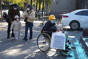Un niño en silla de ruedas sostiene una bolsa del departamento de radiología de un hospital infantil en Beijing, el viernes 24 de noviembre de 2023. Las autoridades chinas dicen que no detectaron ninguna "enfermedad inusual o nueva" en el país, dijo el jueves la Organización Mundial de la Salud.
