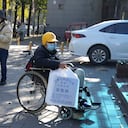 Un niño en silla de ruedas sostiene una bolsa del departamento de radiología de un hospital infantil en Beijing, el viernes 24 de noviembre de 2023. Las autoridades chinas dicen que no detectaron ninguna "enfermedad inusual o nueva" en el país, dijo el jueves la Organización Mundial de la Salud.