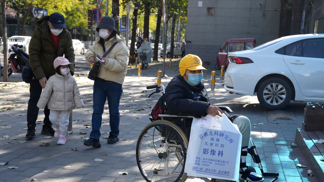 Un niño en silla de ruedas sostiene una bolsa del departamento de radiología de un hospital infantil en Beijing, el viernes 24 de noviembre de 2023. Las autoridades chinas dicen que no detectaron ninguna "enfermedad inusual o nueva" en el país, dijo el jueves la Organización Mundial de la Salud.