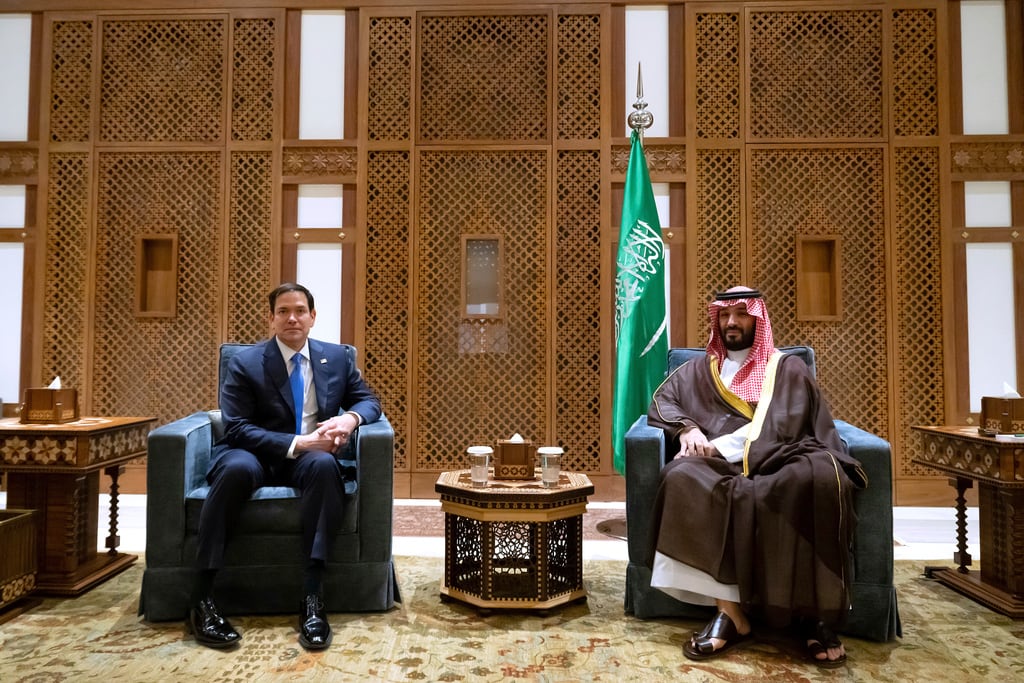 El príncipe heredero saudí y primer ministro, Mohammed bin Salman, a la derecha, y el secretario de Estado de Estados Unidos, Marco Rubio, posan para fotografías durante su encuentro en el Palacio Real en Yeda, Arabia Saudita, el lunes 10 de marzo de 2025.