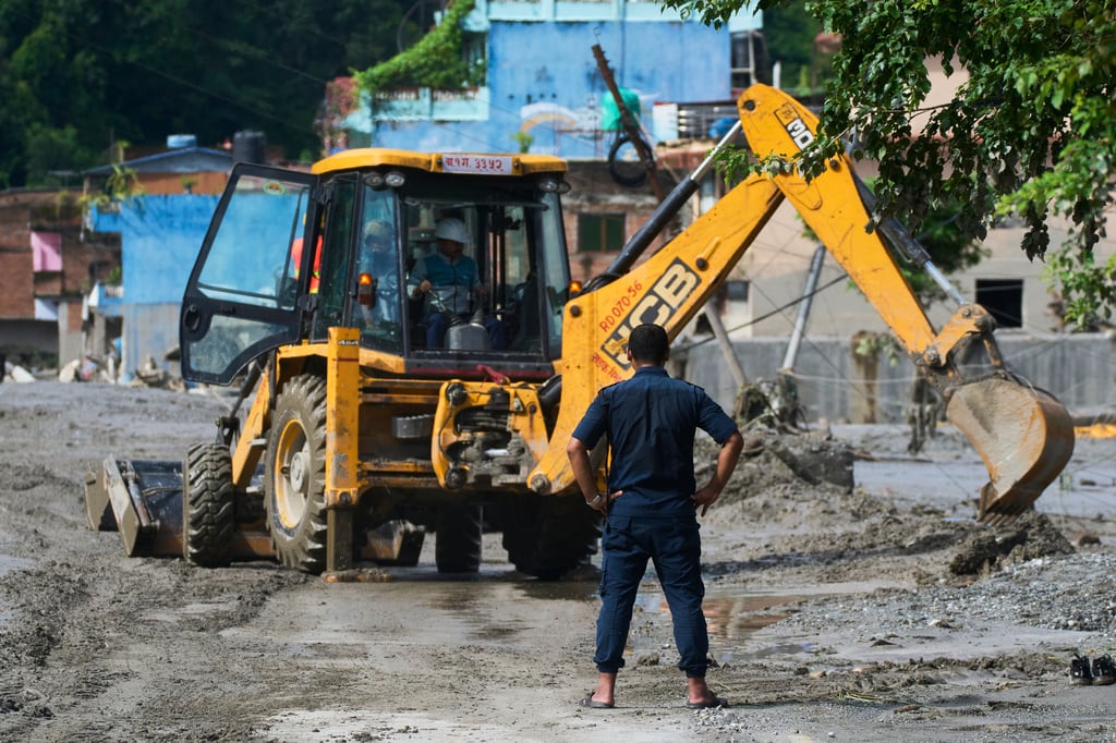 169
Un hombre observa una máquina que retira escombros tras las inundaciones repentinas en Devighat, en el distrito de Nuwakot, Nepal, el jueves 27 de agosto de 2026. (Foto AP/Niranjan Shrestha)