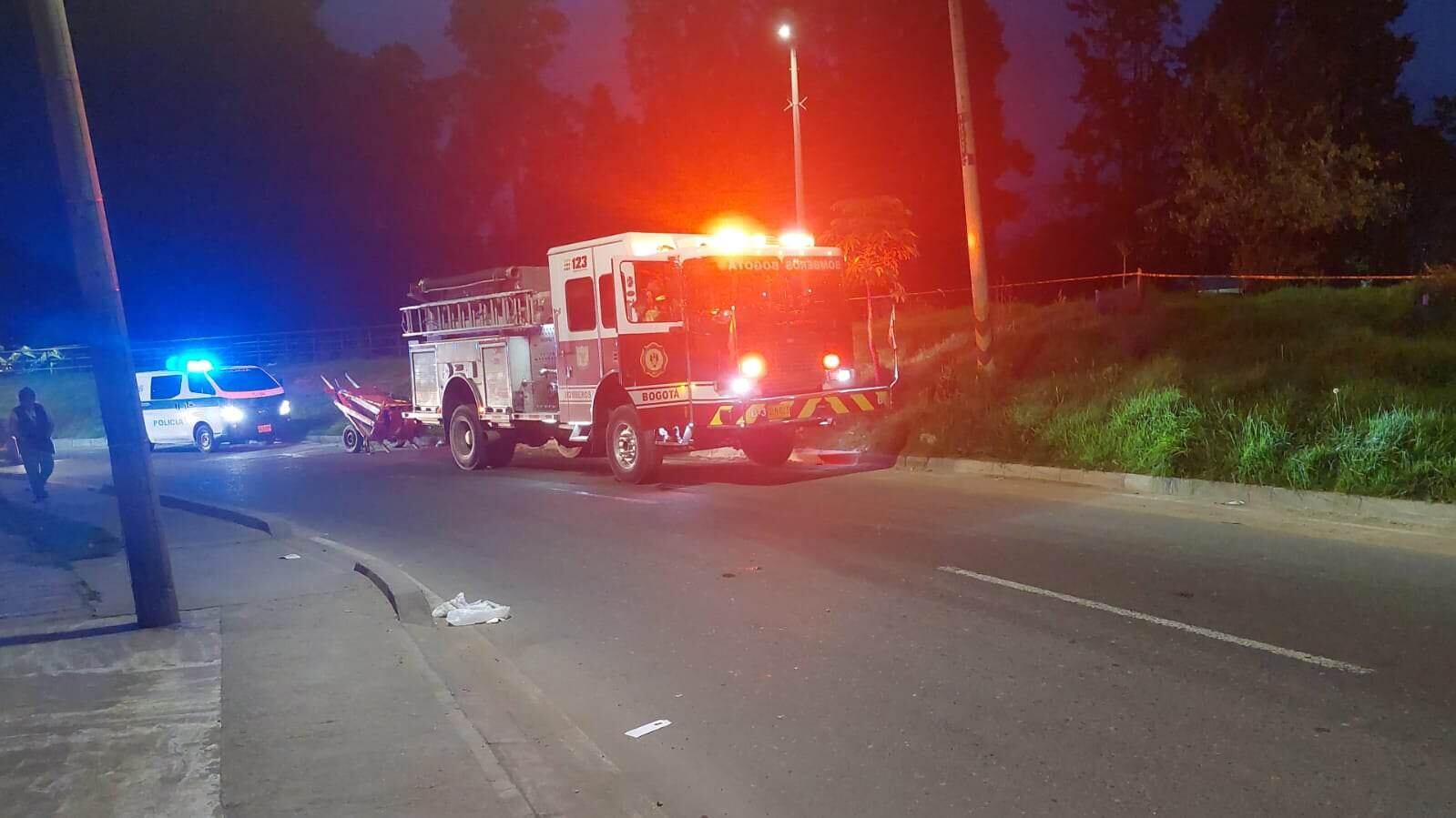 Los uniformados de la Policía se desplegaron hasta a la orilla del caño donde los sujetos habrían arrojado el cuerpo sin vida.