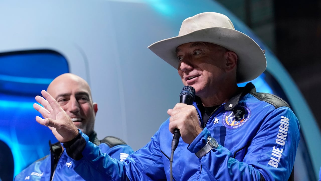Mark Bezos, izquierda, escucha mientras su hermano Jeff Bezos, fundador de Amazon y la empresa de turismo espacial Blue Origin, describe la experiencia de vuelo después de su lanzamiento desde el puerto espacial cerca de Van Horn, Texas. (AP Photo / Tony). Gutiérrez)