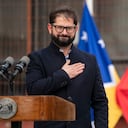 En esta imagen distribuida por la Presidencia de Chile, el presidente de Chile, Gabriel Boric, habla con la prensa después de emitir su voto durante un referéndum para aprobar o rechazar una nueva Constitución en un colegio electoral en Punta Arenas, Chile, el 4 de septiembre de 2022. - Más de 15 millones de electores comenzaron este domingo a votar en Chile para aprobar o rechazar una nueva Constitución que reemplazará a la heredada de la dictadura de Augusto Pinochet (1973-1990). (Foto de Presidencia de Chile / AFP) / RESTRINGIDO A USO EDITORIAL - CRÉDITO OBLIGATORIO "FOTO AFP / PRESIDENCIA DE CHILE" - SIN MARKETING SIN CAMPAÑAS PUBLICITARIAS - DISTRIBUIDO COMO SERVICIO A CLIENTES