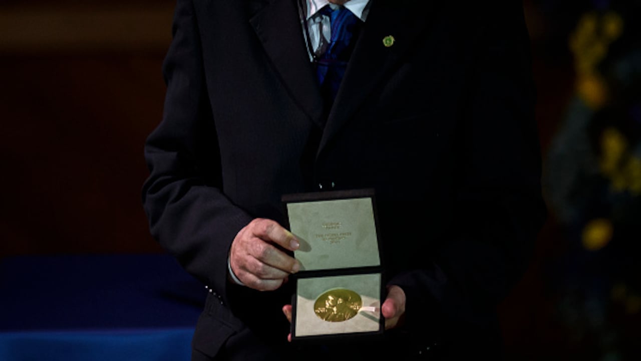 El año pasado, la Academia Sueca recompensó al francés Alain Aspect, al estadounidense John Clauser y al austriaco Anton Zeilinger, pioneros en los mecanismos revolucionarios de la física cuántica.