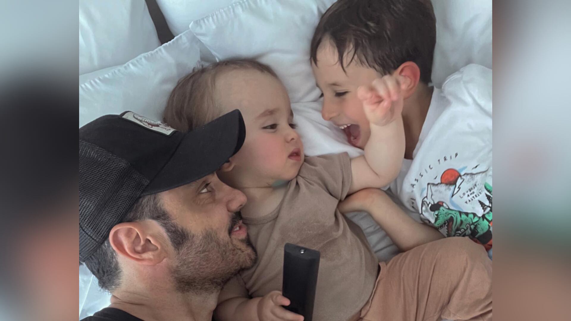 Lincoln Palomeque junto a sus hijos Salvador y Matías.