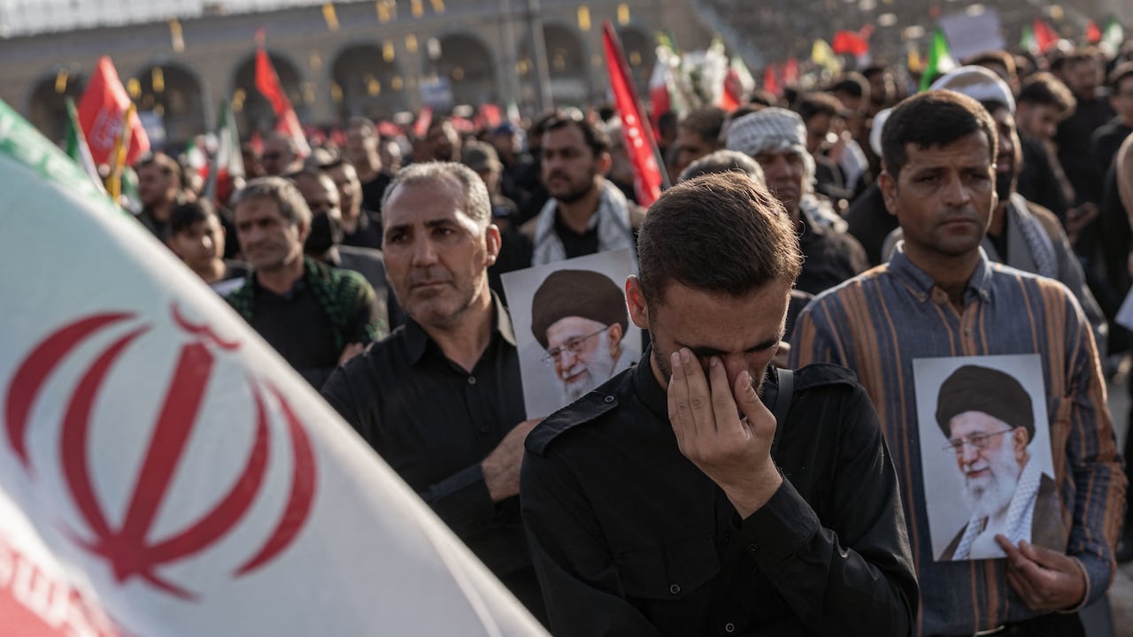 Los dolientes se congregan en la Gran Mosalla para rendir sus últimos respetos al líder supremo de Irán, el ayatolá Ali Khamenei, al inicio de sus ceremonias fúnebres en Teherán el 4 de julio de 2026.