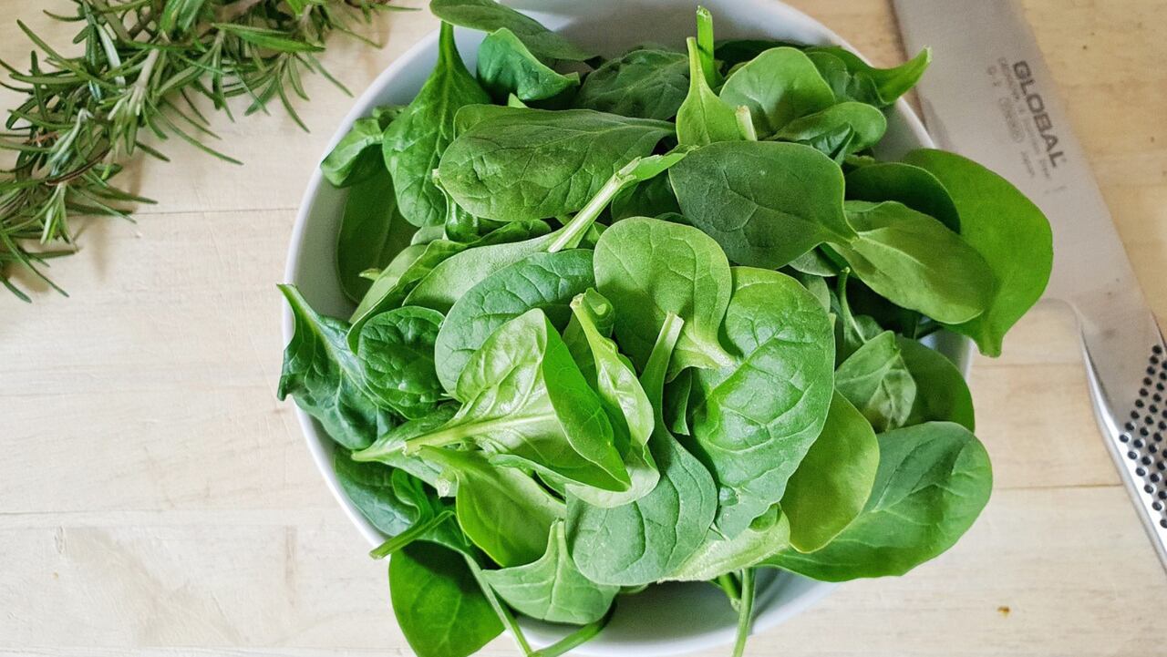 Los beneficios de consumir espinacas para la salud