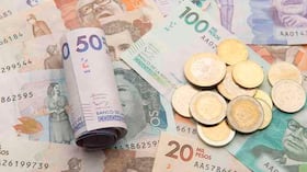 Foto de referencia de billetes colombianos.