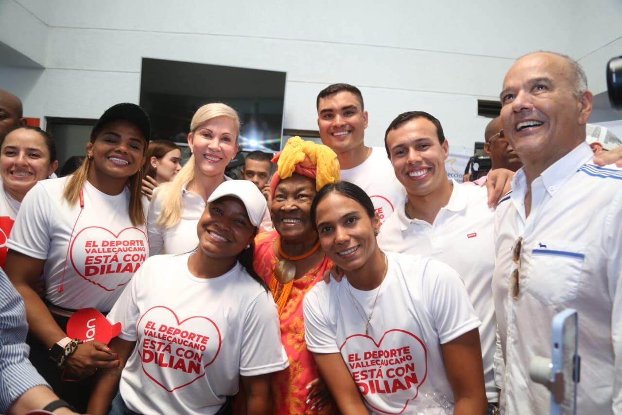 Junto a su hijo y varios deportistas vallecaucanos, Dilian Francisca Toro oficializó su candidatura a la Gobernación del Valle.