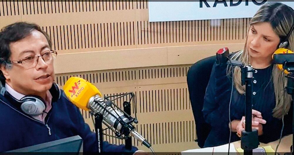 Vicky Dávila con Gustavo Petro en La W Radio.