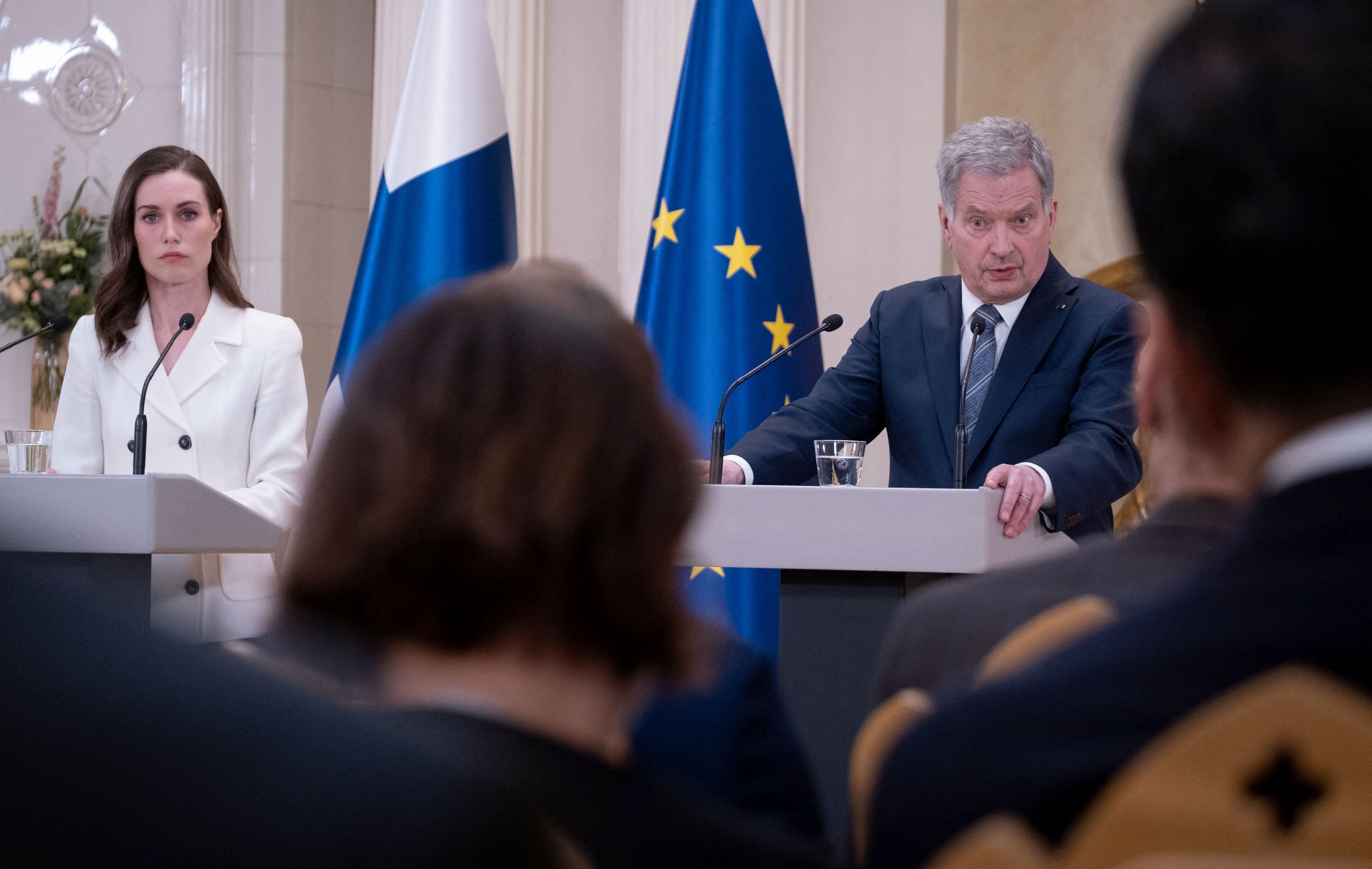 La primera ministra de Finlandia, Sanna Marin (L), y el presidente de Finlandia, Sauli Niinist, dan una conferencia de prensa para anunciar que Finlandia solicitará el ingreso en la OTAN en el Palacio Presidencial de Helsinki, Finlandia, el 15 de mayo de 2022. - "Hoy, el presidente de la República y el Comité de Política Exterior del Gobierno acordaron conjuntamente que Finlandia solicitará el ingreso en la OTAN, después de consultar al parlamento. Este es un día histórico. Se abre una nueva era ", dijo el presidente Sauli Niinisto. Como siguiente paso, el parlamento finlandés se reunirá en el lunes 16 de mayo de 2022 para debatir la decisión, y las proyecciones actuales muestran que una gran mayoría de los 200 miembros del parlamento del país apoya la candidatura. (Foto de Alessandro RAMPAZZO / AFP)